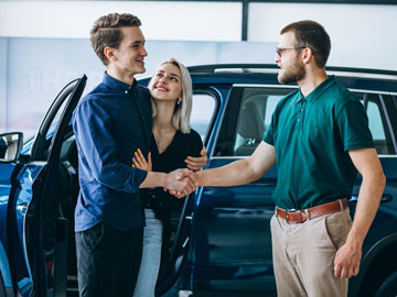 Familie schließt ein gutes Angebot bei Autoankauf Remscheid ab